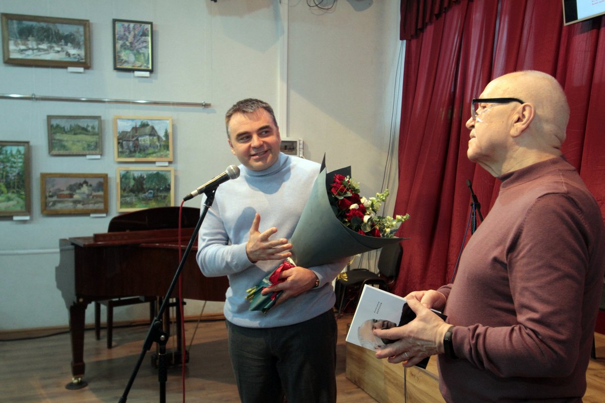 В Смоленске прошла презентация книги журналиста и поэта Александра Королева