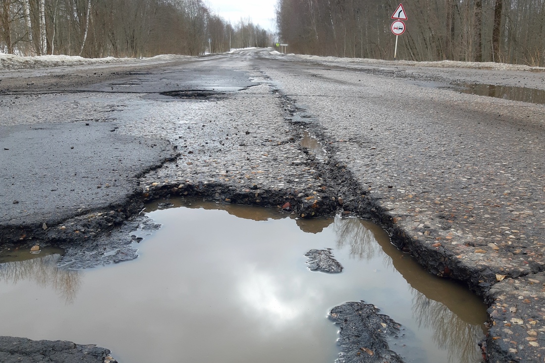 Двадцать километров ужаса: в Ярцевском районе «растаяла» важнейшая дорога
