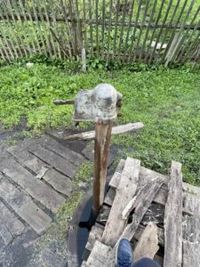 «Комфортная среда по-загребаевски»: в Хиславичах экономят воду на стариках и инвалидах