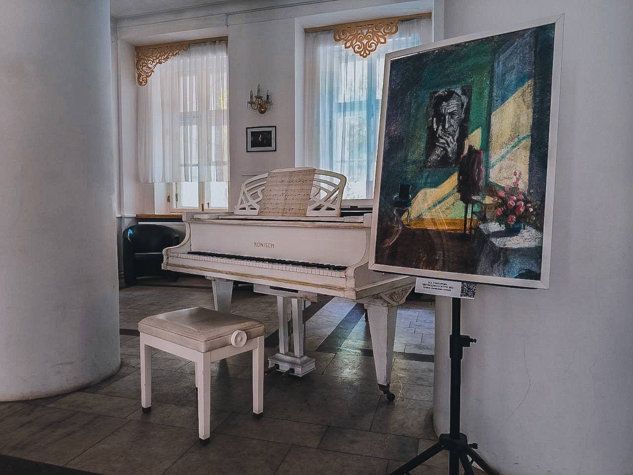 Янина Казённова: «Мы придумали шикарный формат коллаборации музыки и живописи»