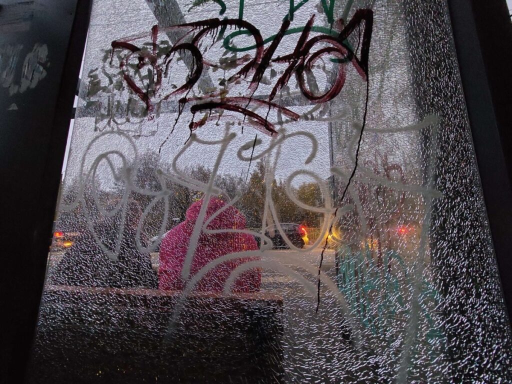 В Смоленске вандалы уничтожили остановочные павильоны, установленные в рамках нацпроекта