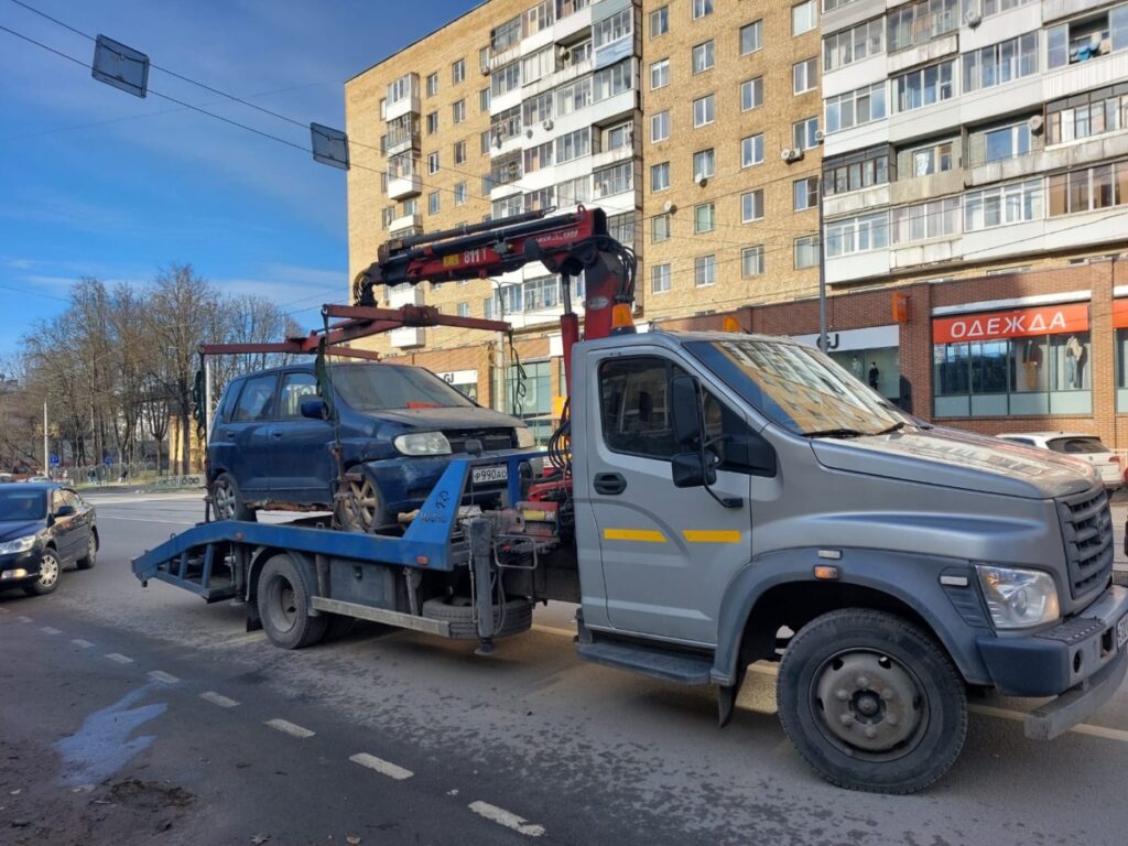 В Смоленске эвакуировали машину, простоявшую в центре города два года