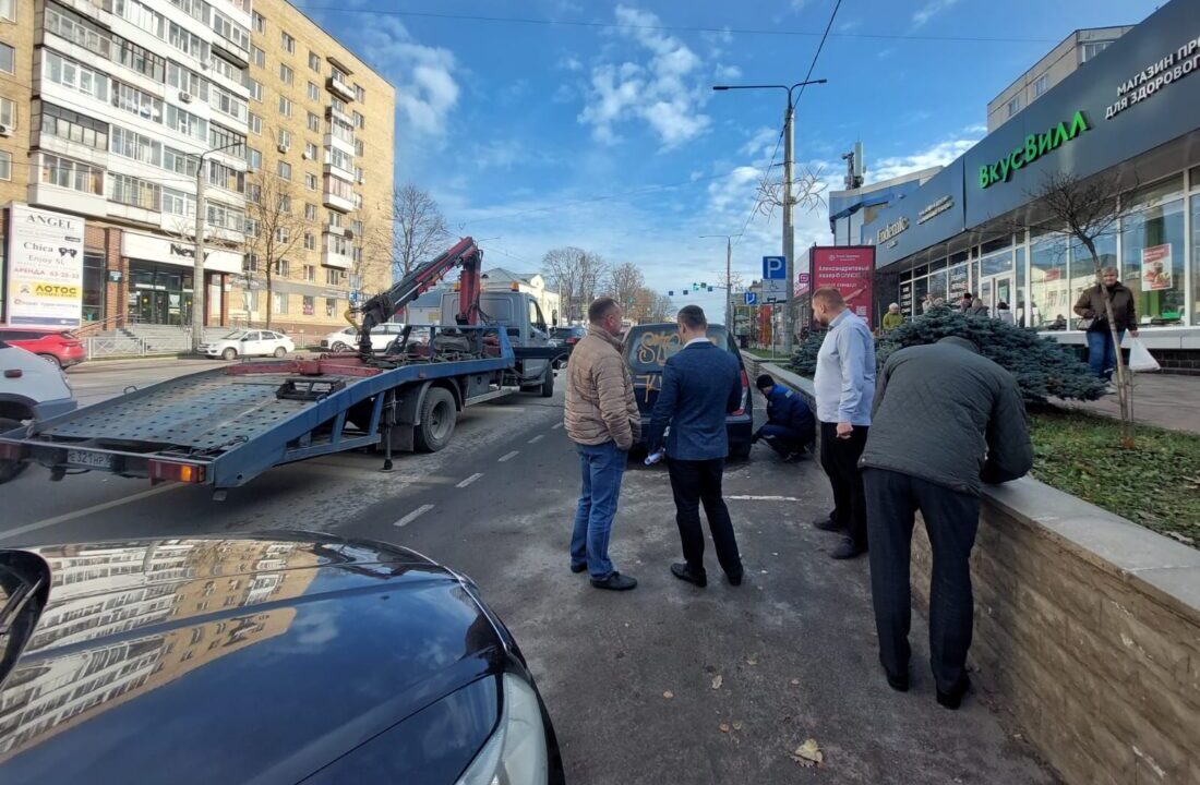 В Смоленске эвакуировали машину, простоявшую в центре города два года -  SmolNarod.ru