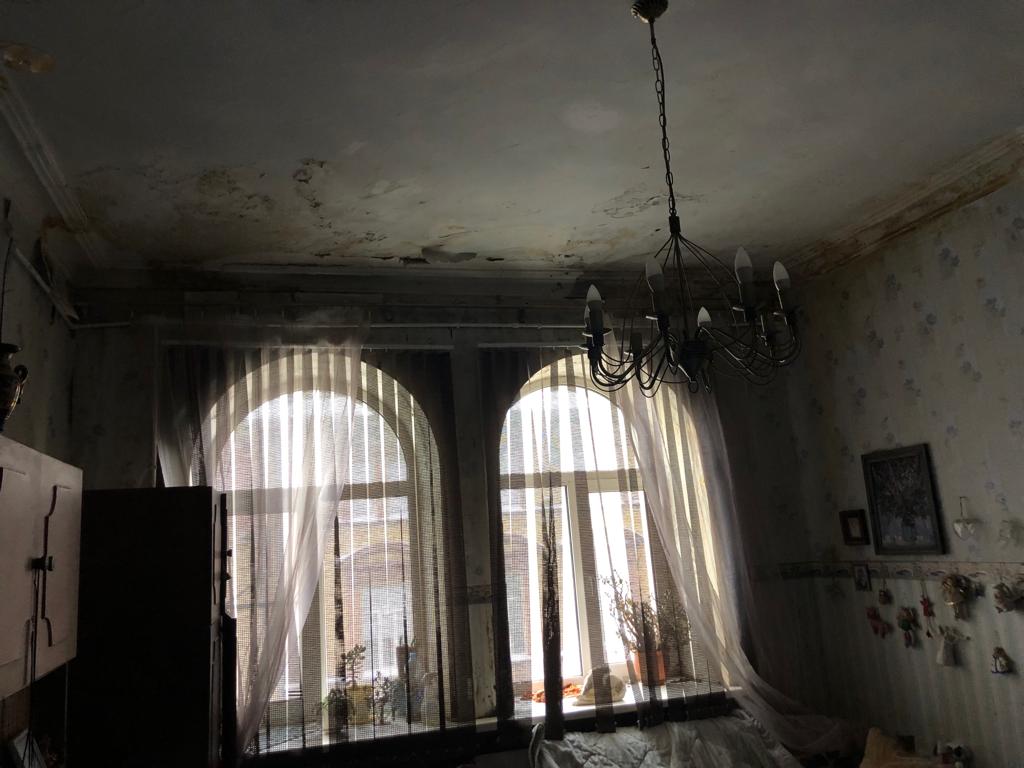 В центре Смоленска жильцов довоенного дома заливает талыми водами