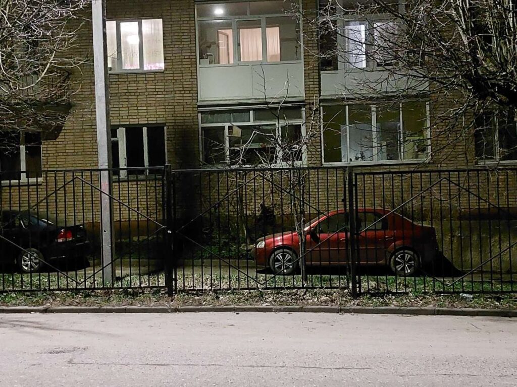 Администрация Смоленска хочет убрать забор с тротуара, ставшего частной собственностью