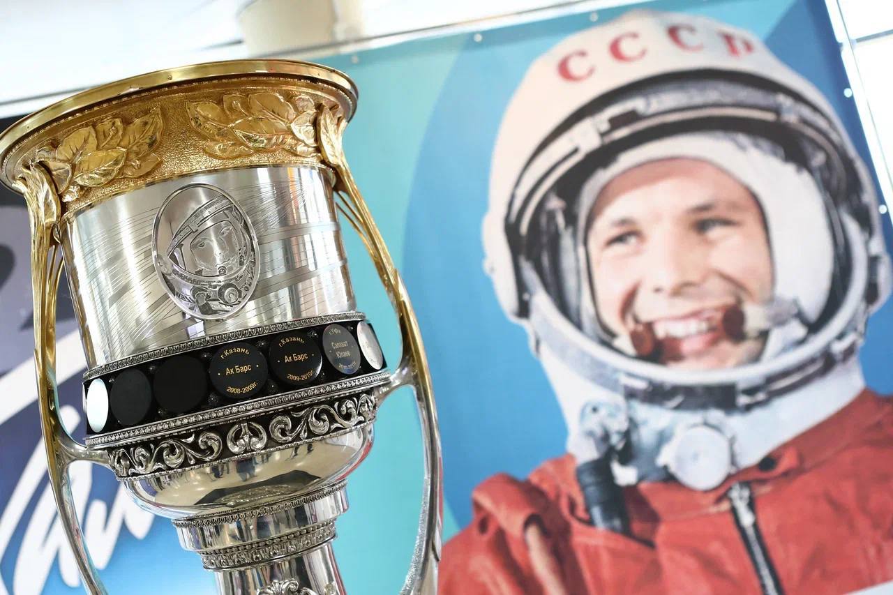 В Смоленске прошел товарищеский хоккейный матч к 90-летию со дня рождения Юрия Гагарина