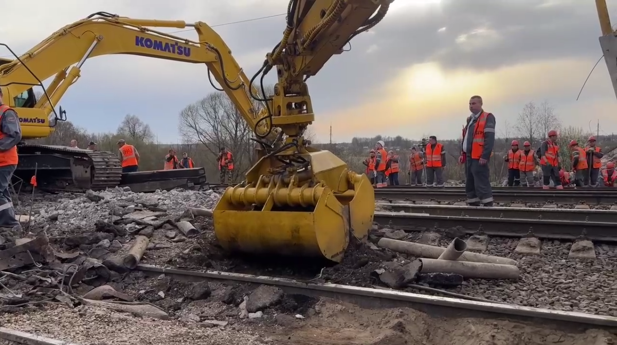 Восстановлены два пути железнодорожной линии после обрушения путепровода в  Вязьме - SmolNarod.ru