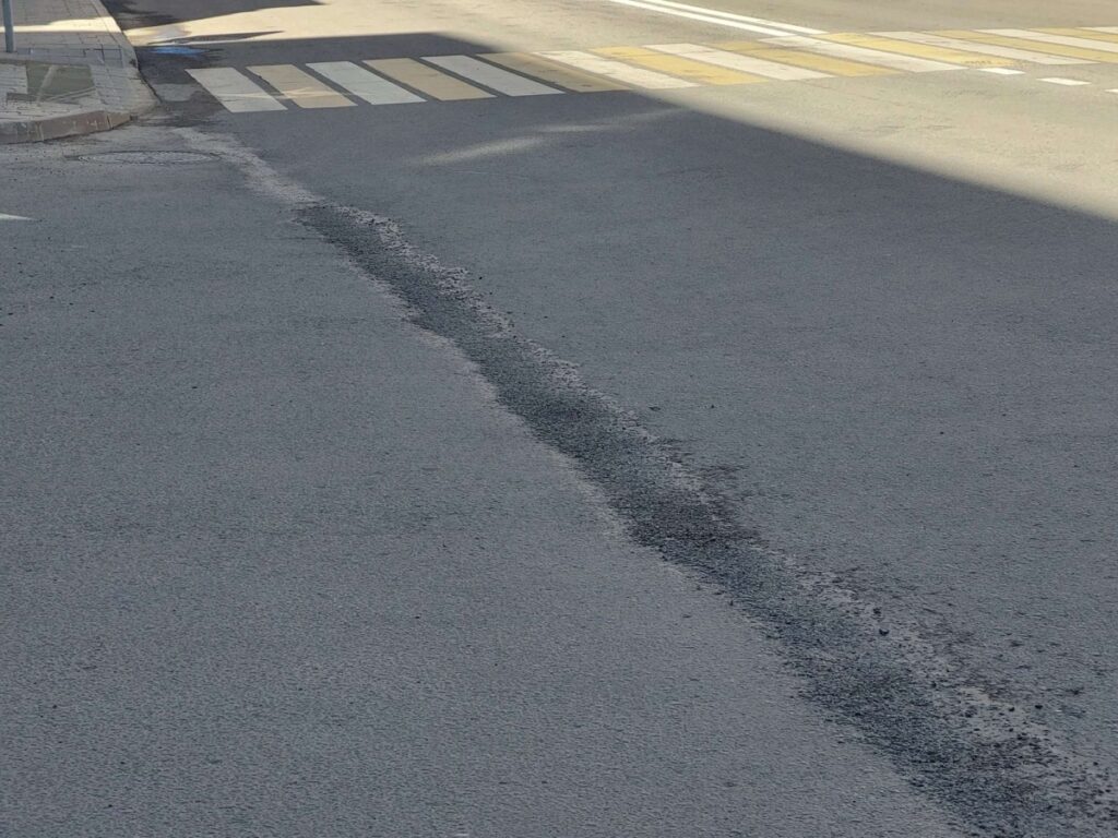 В Смоленске провели точечную замену тротуарной плитки и гарантийный ремонт дорог