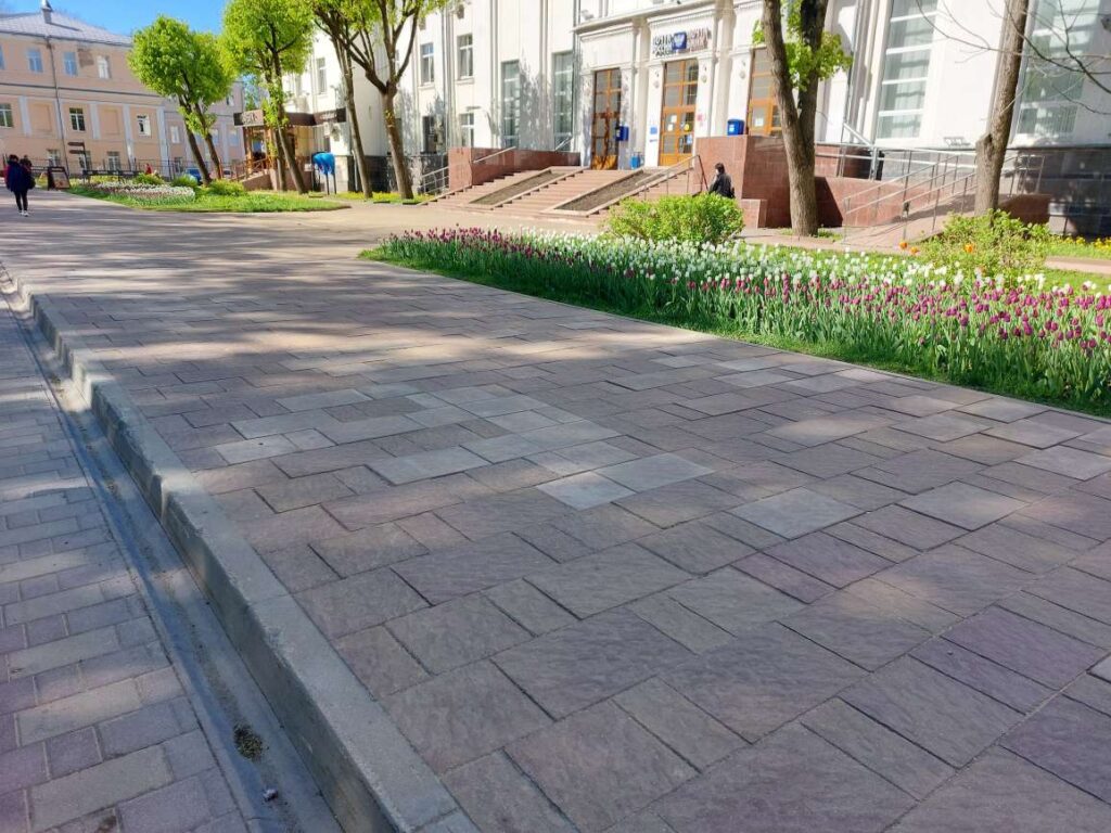В Смоленске провели точечную замену тротуарной плитки и гарантийный ремонт дорог