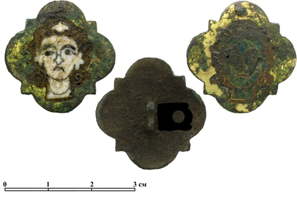 Археологи в Смоленске нашли уникальные древнерусские украшения