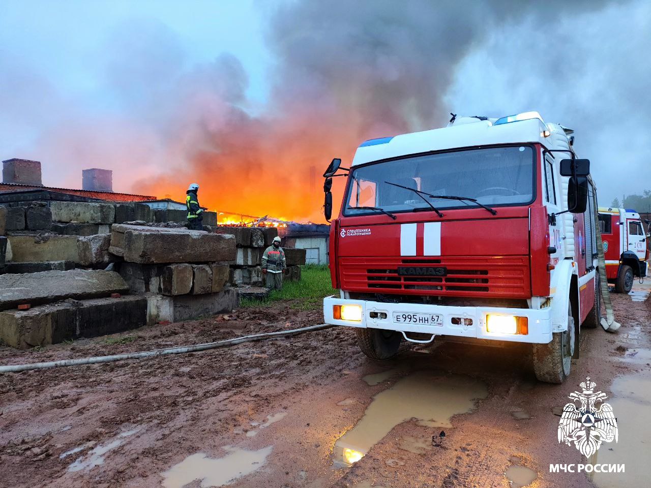 Обрушилась кровля: в Смоленске произошел пожар на кирпичном заводе