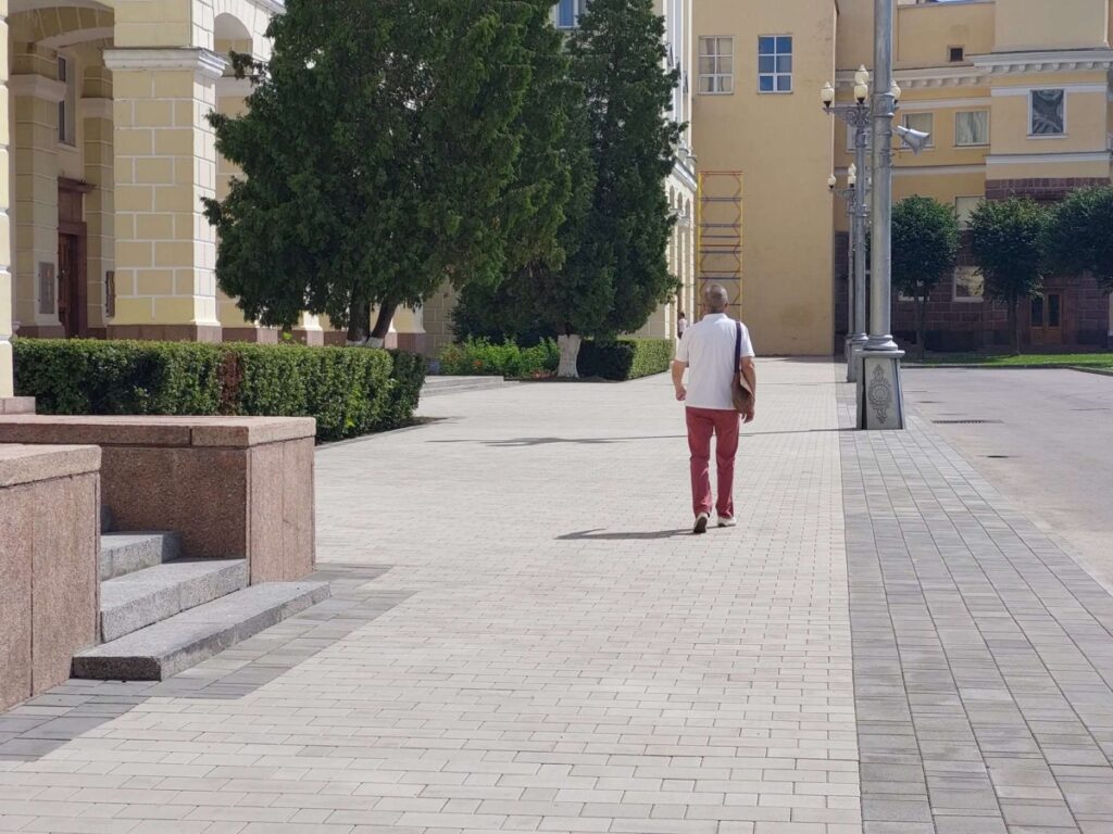 В Смоленске продолжается замена тротуарной плитки в «зоне гостеприимства»