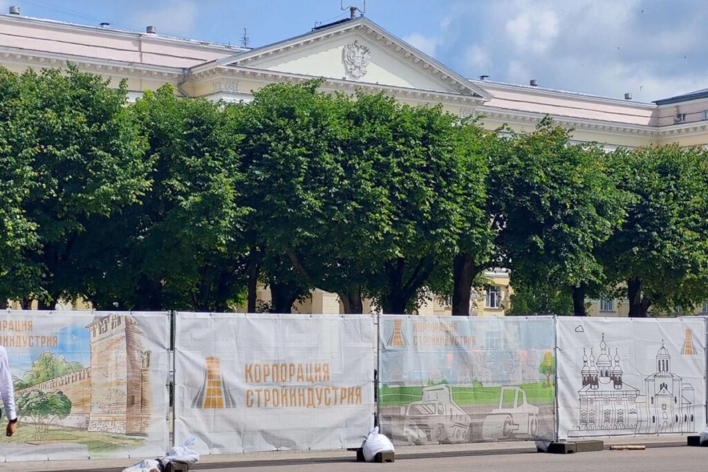 В Смоленске продолжается замена тротуарной плитки в «зоне ...