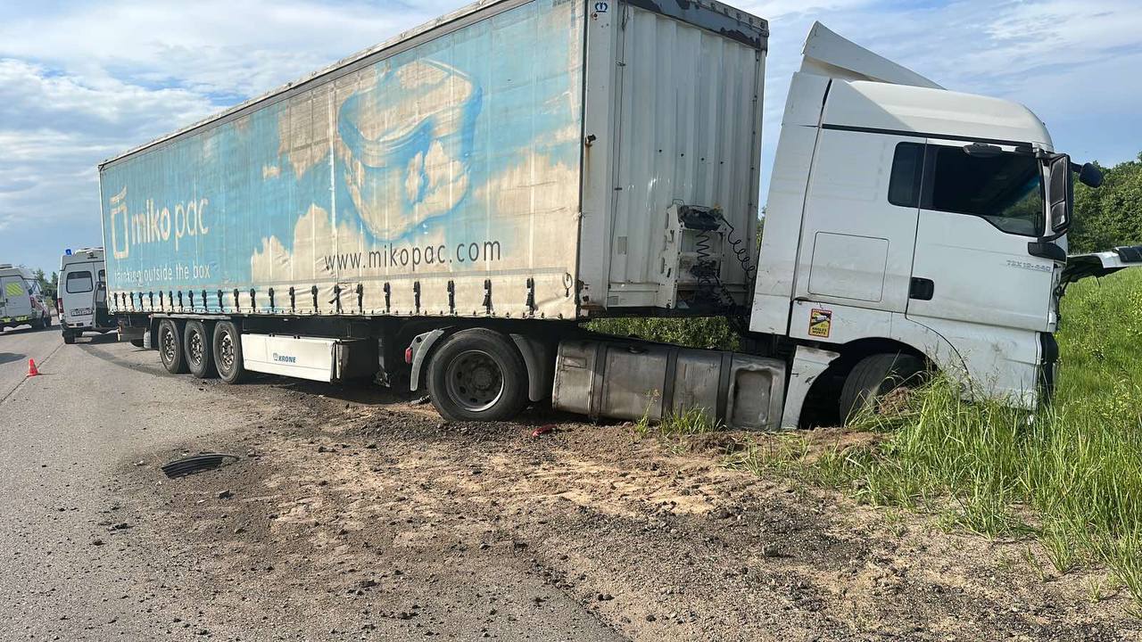 Взорвавшееся колесо спровоцировало смертельное ДТП в Смоленской области