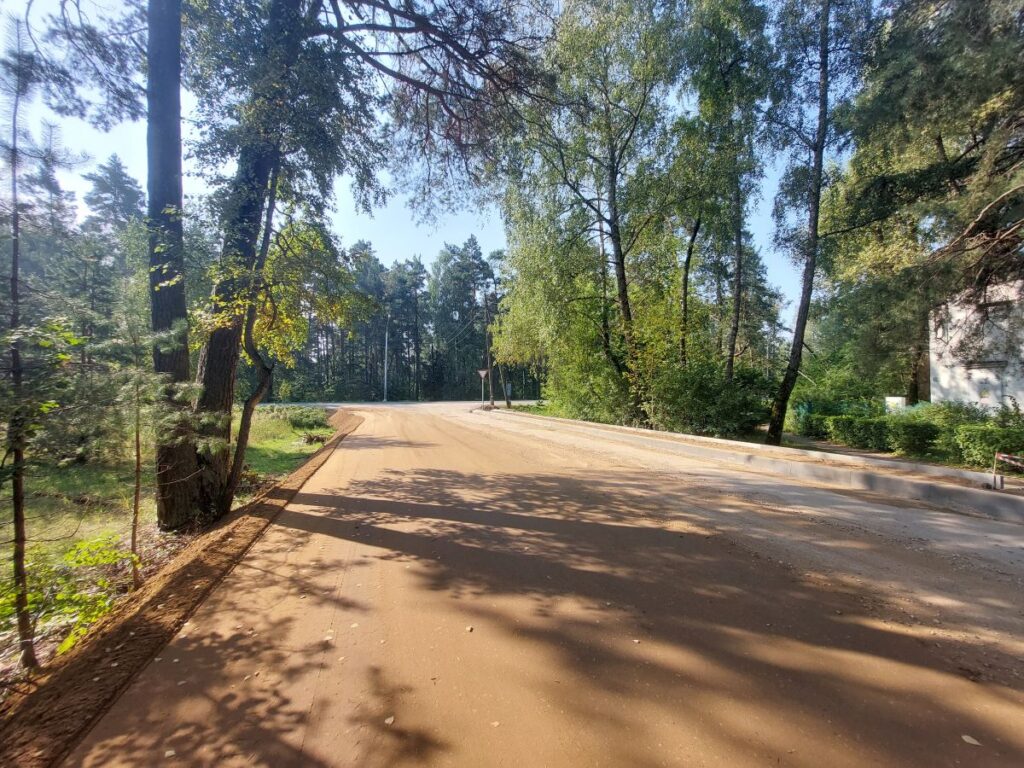 В Смоленске приводят в порядок дорогу к популярной зоне отдыха в Красном бору