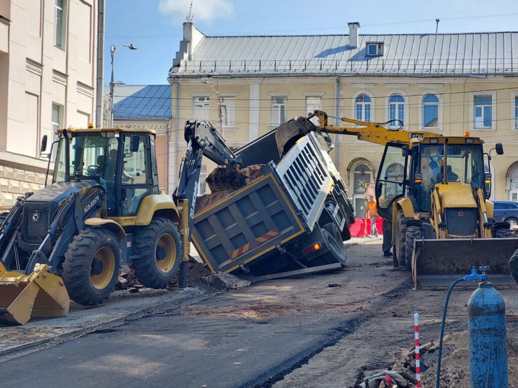 В центре Смоленска машина с грунтом угодила в котлован