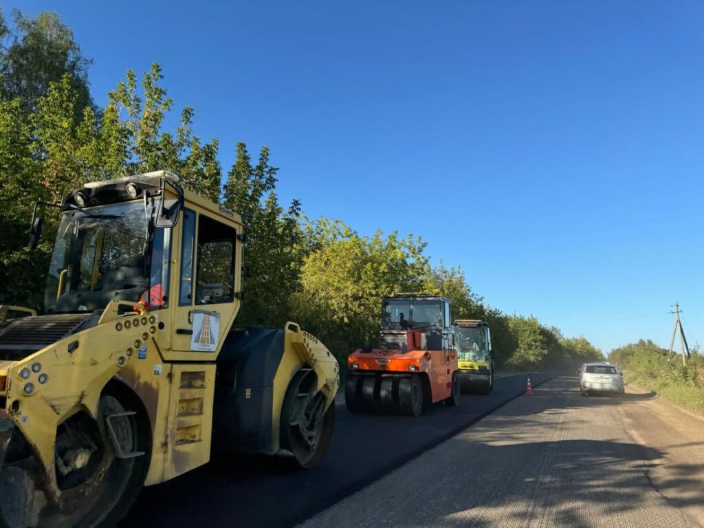 В Смоленске началась укладка асфальта на Досуговском шоссе