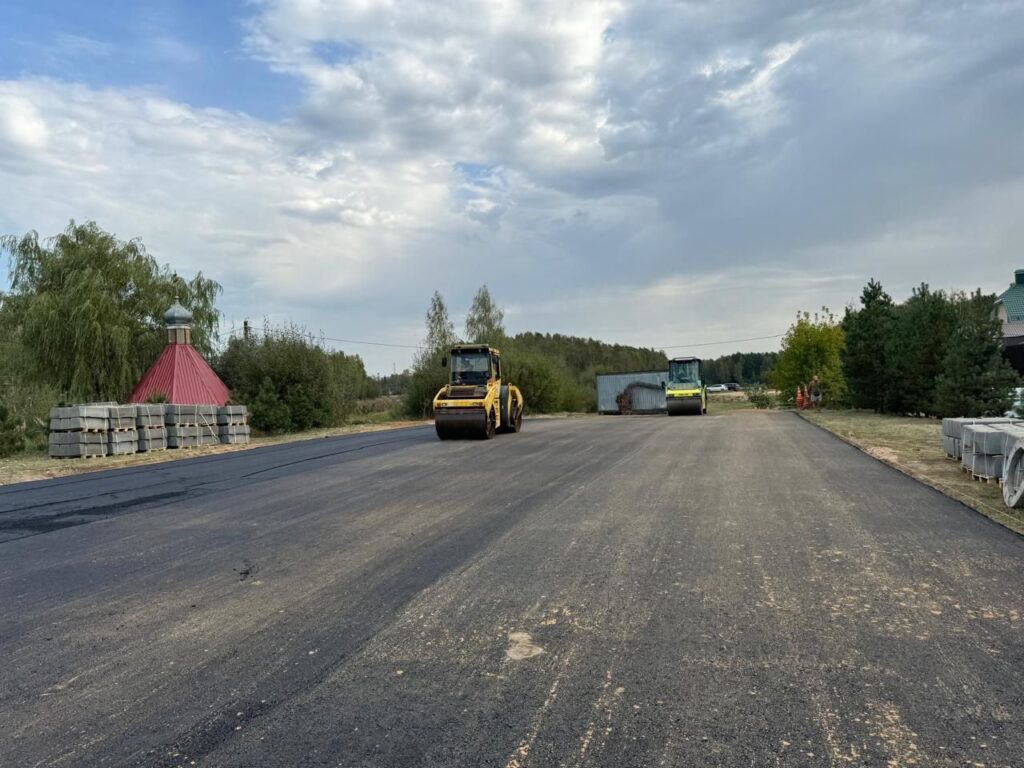 В Смоленске укладывают асфальт к Ключевому озеру