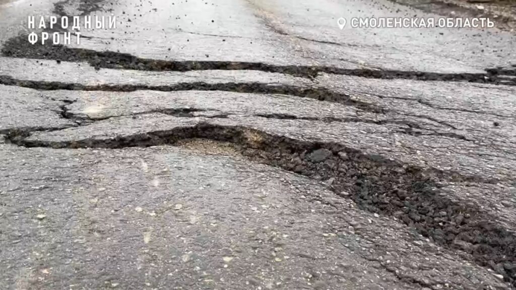 В Смоленской области участок дороги «поплыл» под колесами большегрузов