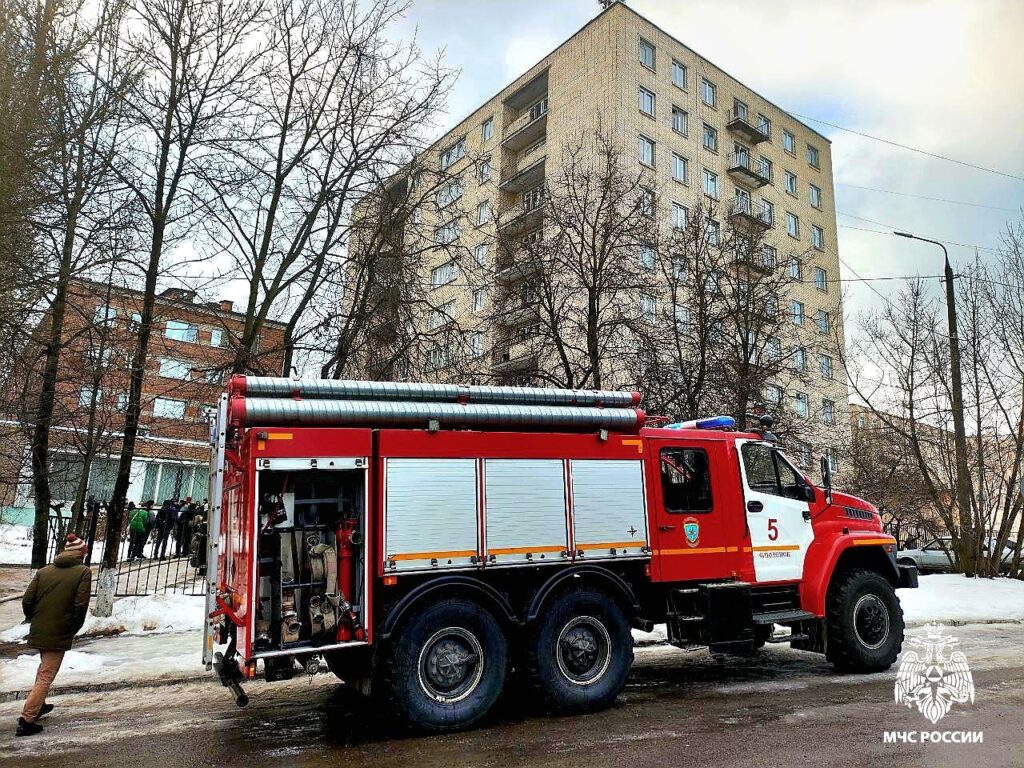 35 пожарных боролись с огнем в общежитии смоленского строительного колледжа