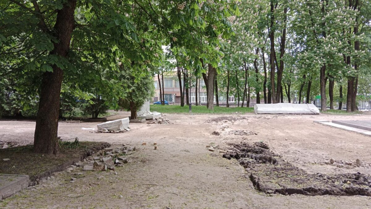 В Смоленске проходит благоустройство сквера воинов-интернационалистов