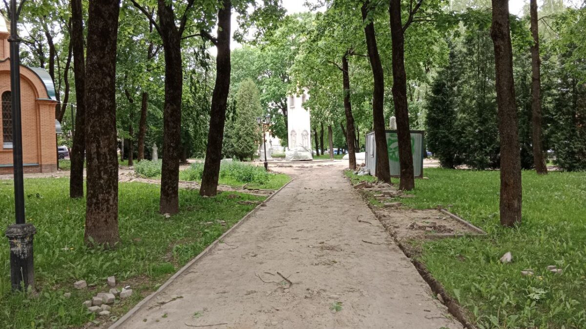 В Смоленске проходит благоустройство сквера воинов-интернационалистов