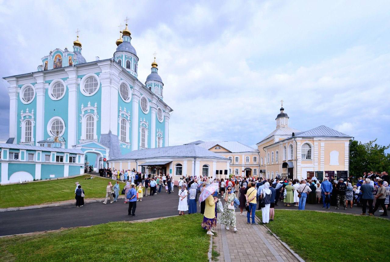 В праздник Смоленской иконы Божией Матери "Одигитрия" торжества прошли в Свято-Успенском кафедральном соборе