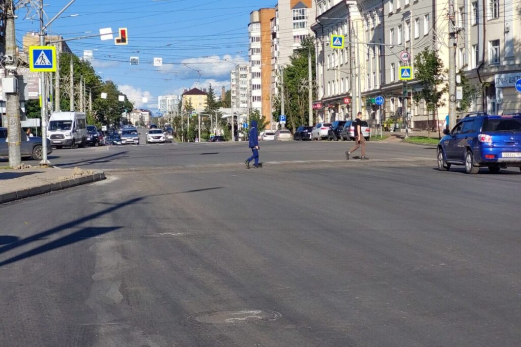 В Смоленске завершается укладка выравнивающего слоя асфальта на улице Николаева