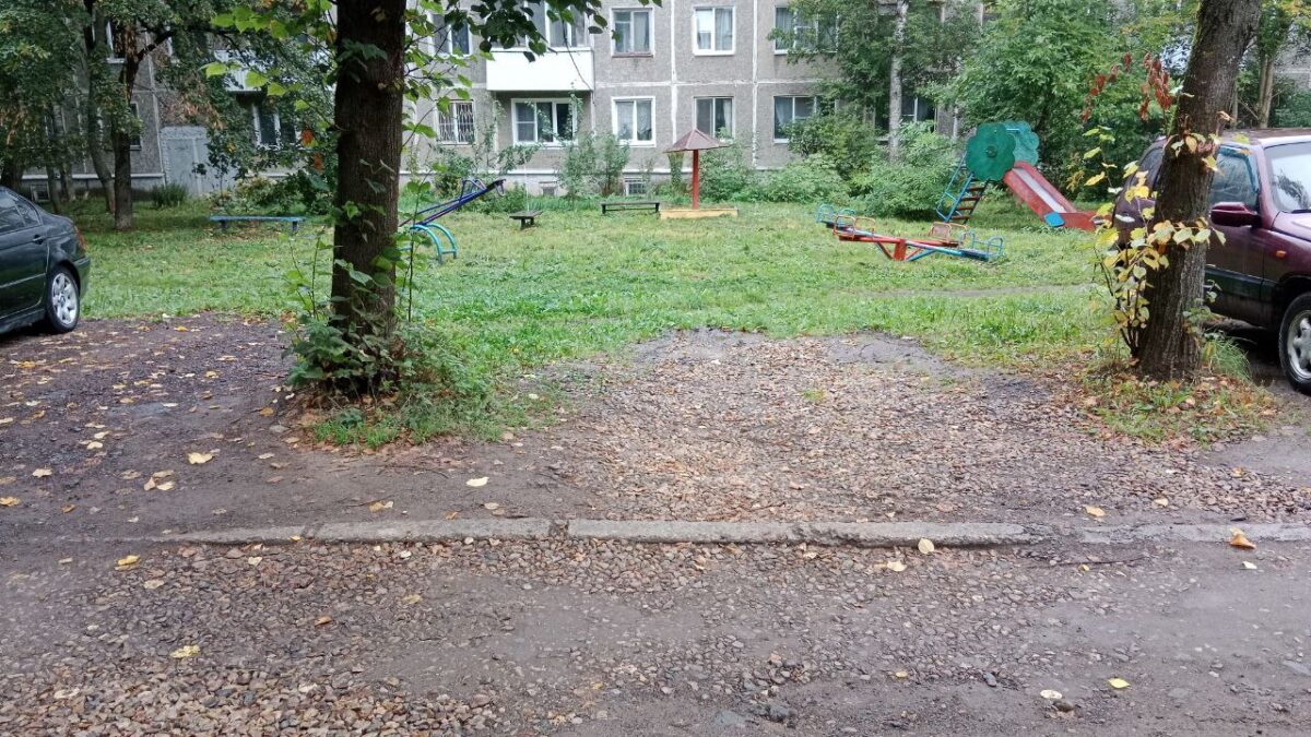 Житель Смоленска добился отмены штрафа за парковку во дворе дома