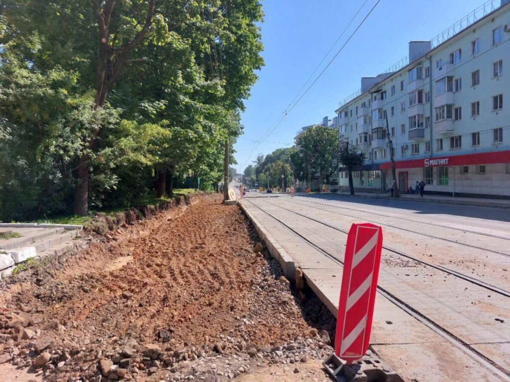 На улице Тенишевой идет перенос коммуникаций под землю