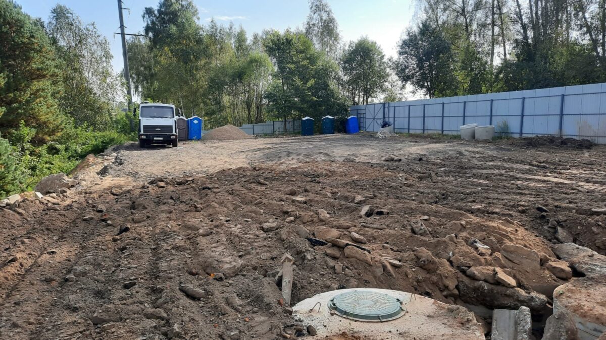 В пригороде Смоленска в рекреационной зоне построили стоянку для ассенизаторов