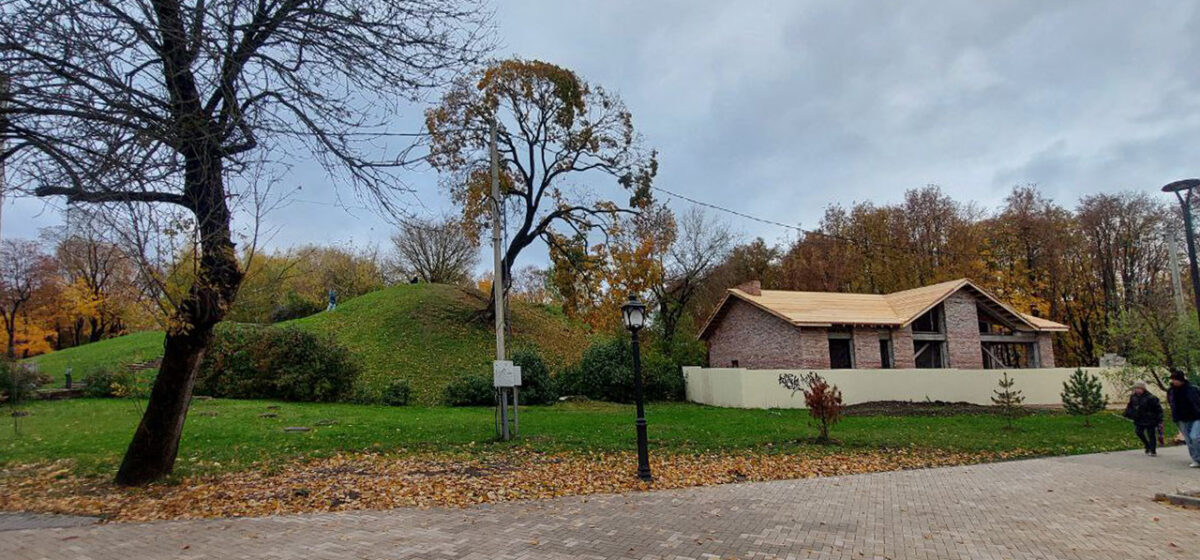 В Смоленске вместо кафешки под Шеиновым бастионом появился бастиончик рядом с большим кафе