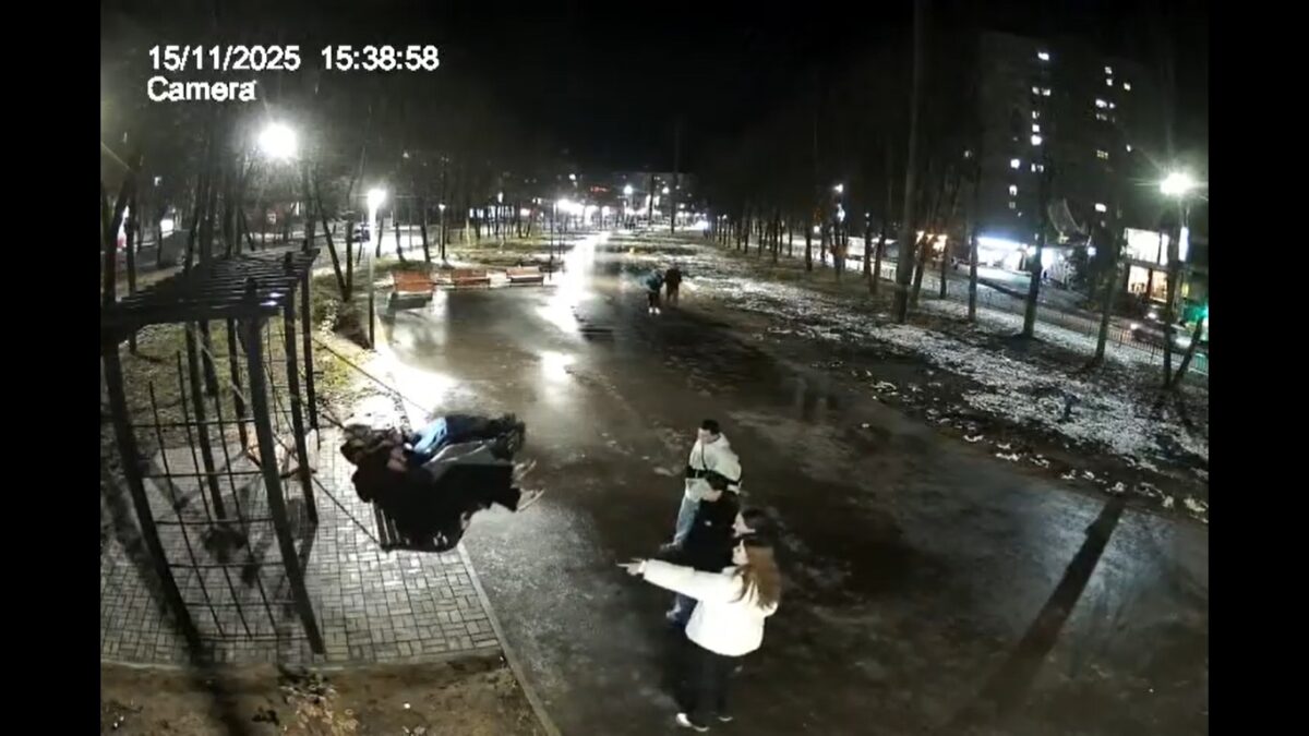Подростки сломали новые качели в Ярцеве
