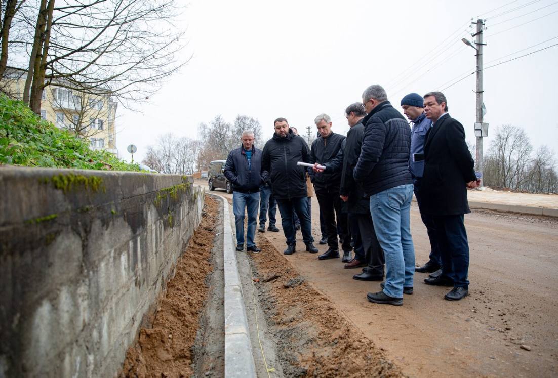 Работу подрядчиков в центральной части Смоленска проверила комиссия с участием губернатора