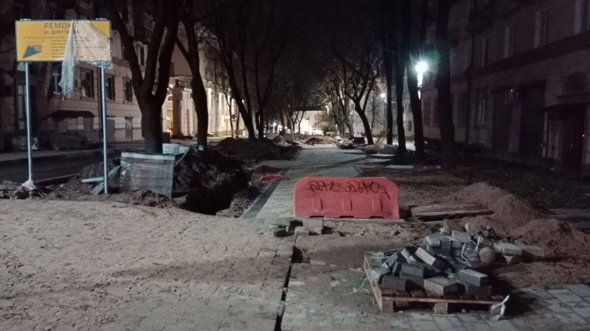 Подрядчик не успел установить качели на улице Докучаева в Смоленске