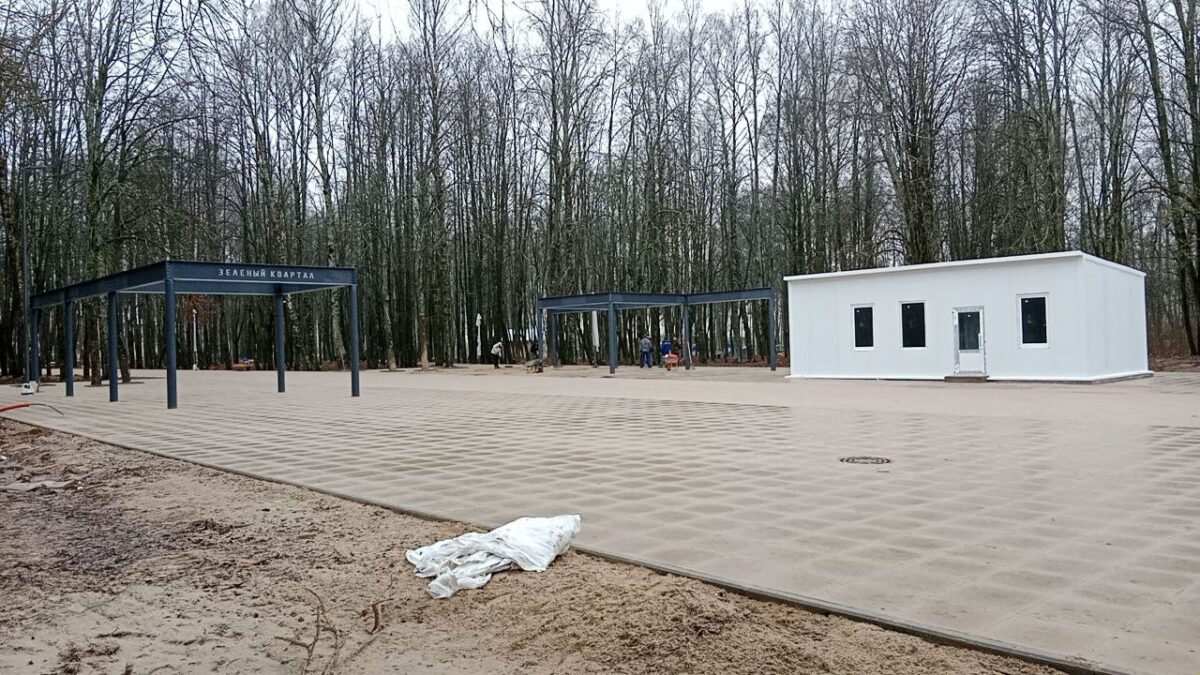 Благоустройство городского парка в Ярцеве оказалось готово не полностью