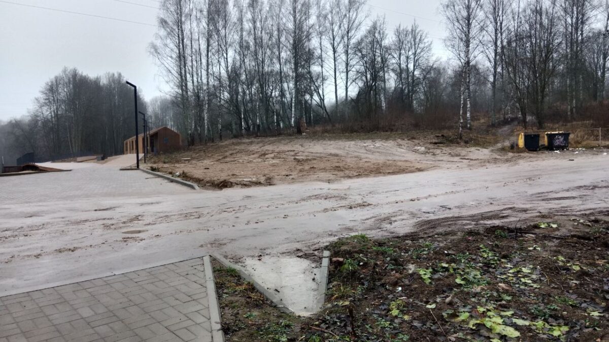 В Смоленске дожди смывают в озеро недавно благоустроенный пляж