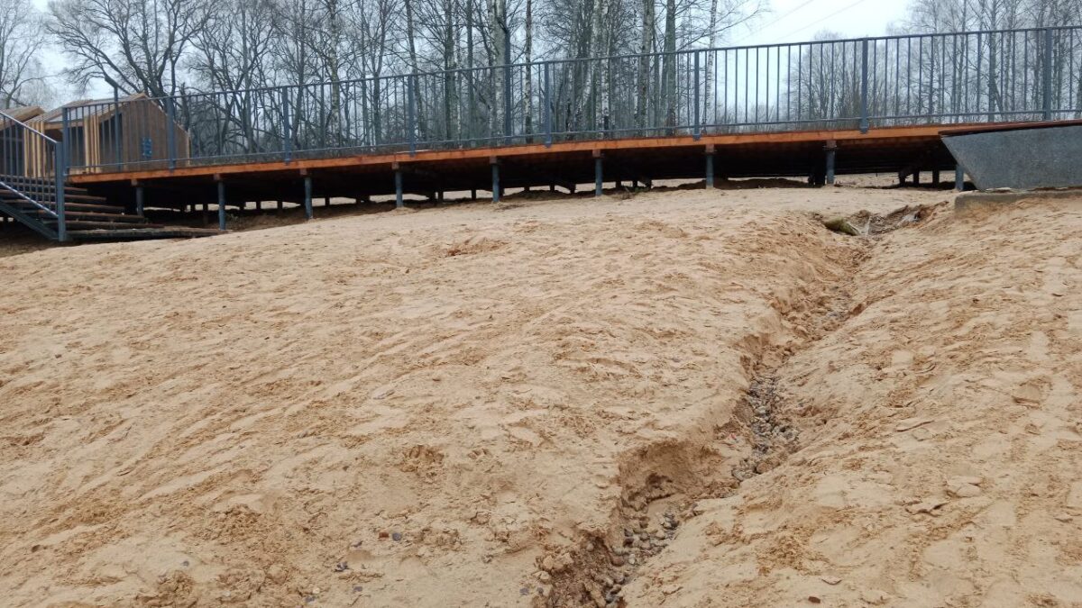 В Смоленске дожди смывают в озеро недавно благоустроенный пляж