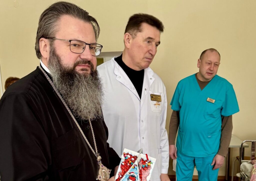 Пациенты смоленской больницы получили рождественские подарки от митрополита Исидора