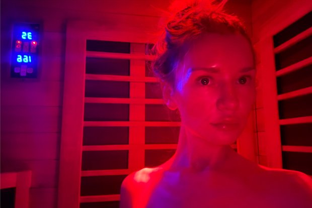 Русская мошенница Анна Делви показала себя без макияжа в сауне