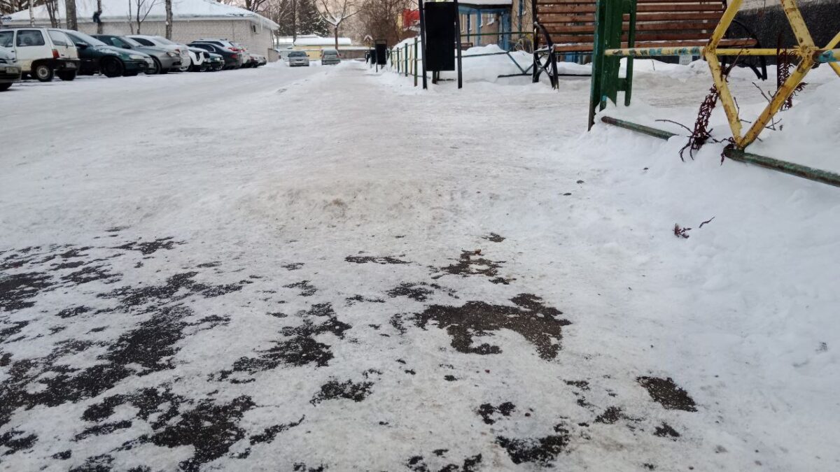 Жители Десногорска расчищают дорожку перед домом по нормам Госстроя