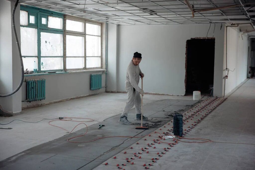 Глава Смоленска ознакомился с ходом ремонта помещений муниципального предприятия