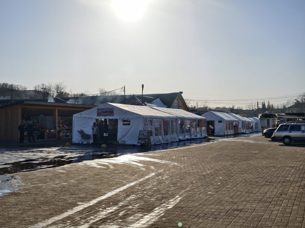 Главный рынок Смоленска обживают строительные бригады