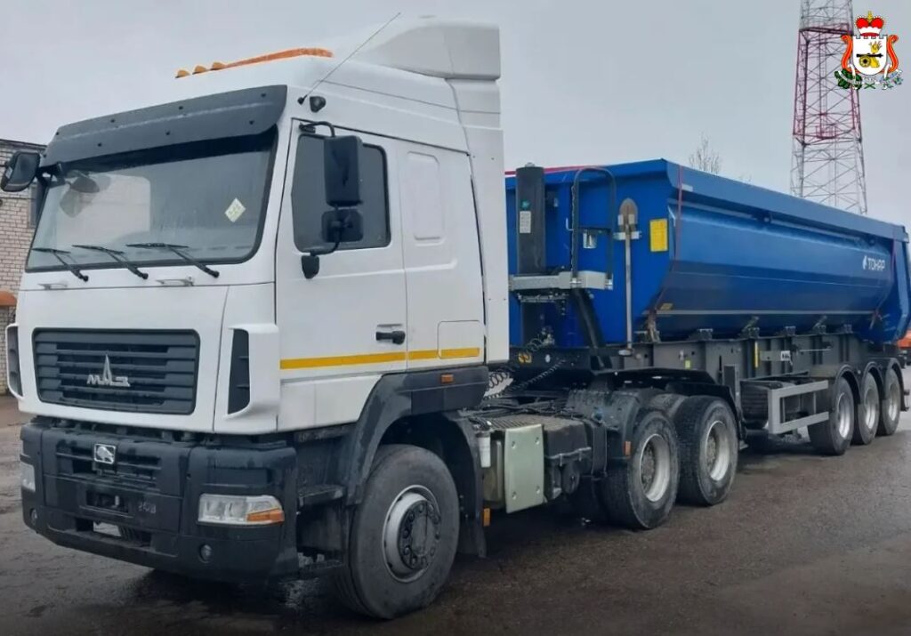 «Смоленскавтодор» пополнил парк новой техники для уборки дорог и перевозки грузов