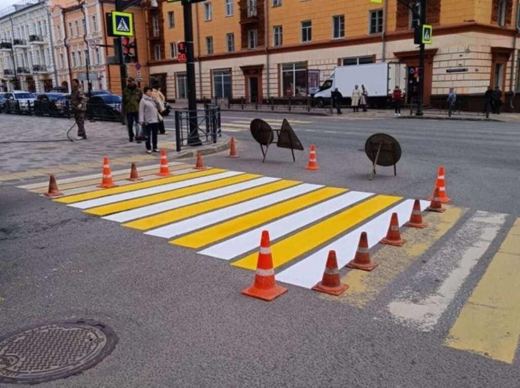 Смоленские дорожники наносят «пластик» на проезжую часть