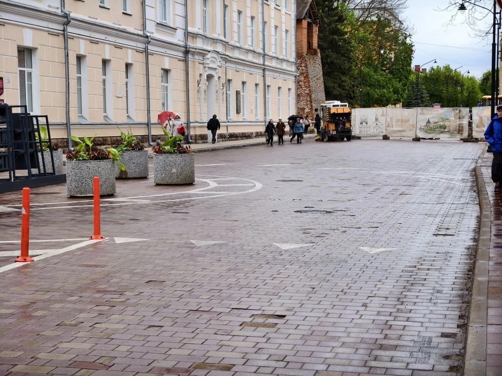 На улице Октябрьской революции в Смоленске идет укладка новой тротуарной плитки