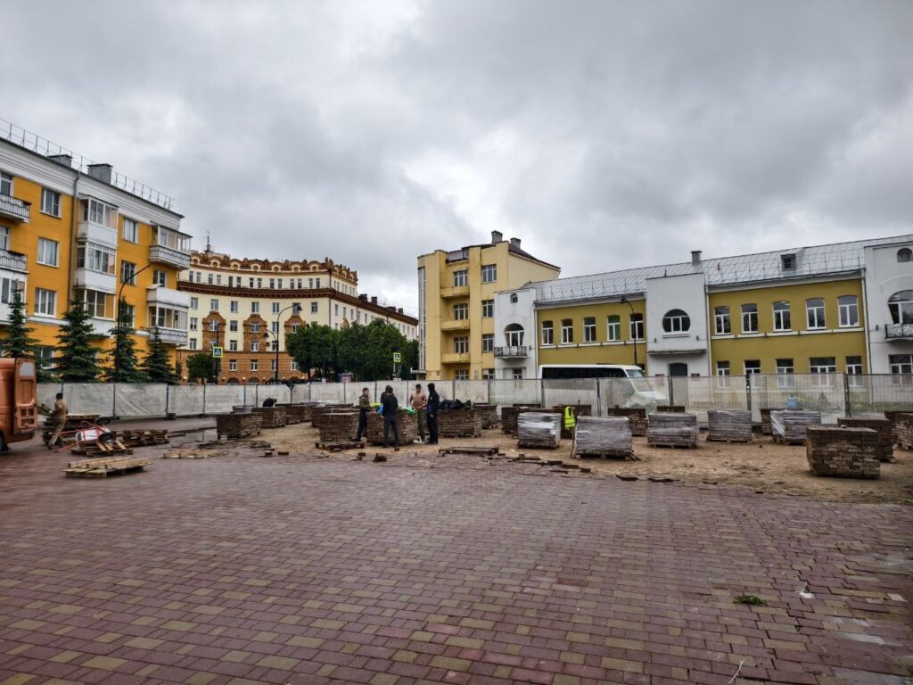 "Корпорация Стройиндустрия" возобновила замену тротуарной плитки в центре Смоленска