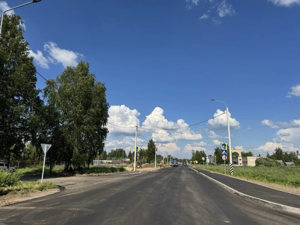 Смоленский подрядчик ремонтирует въездную дорогу в поселок Кардымово
