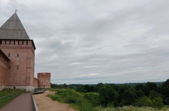 у крепостной стены