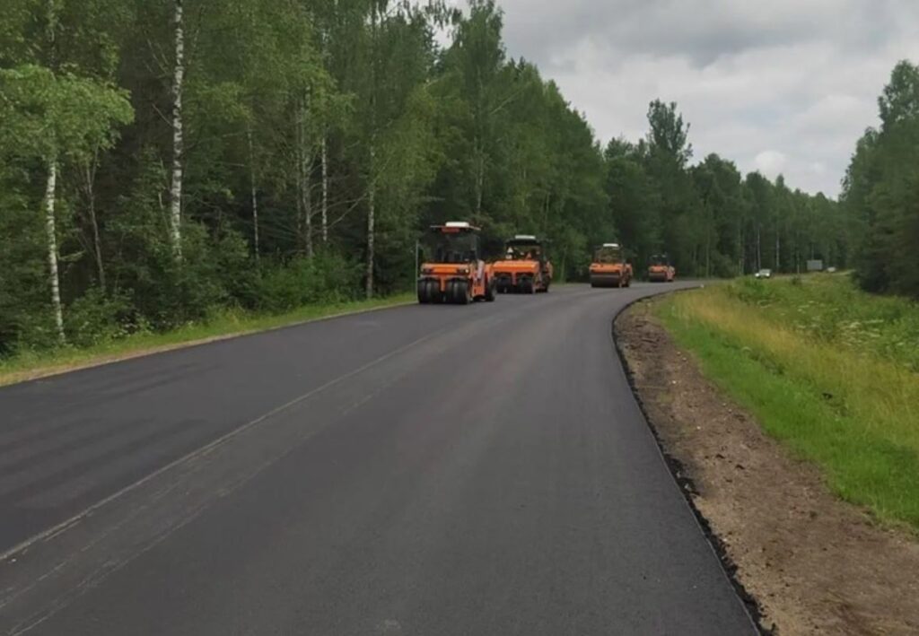 Более 20 километров дорог и мост через Сож ремонтируют в шести округах Смоленской области